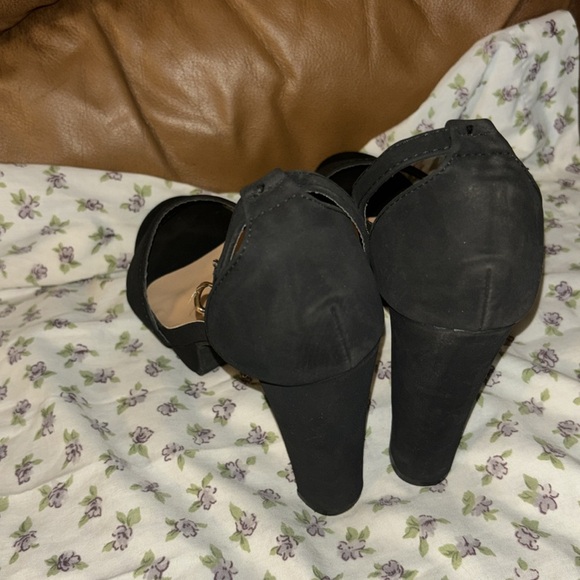 Gently used black size 8 fashion nova heels - Picture 2 of 5